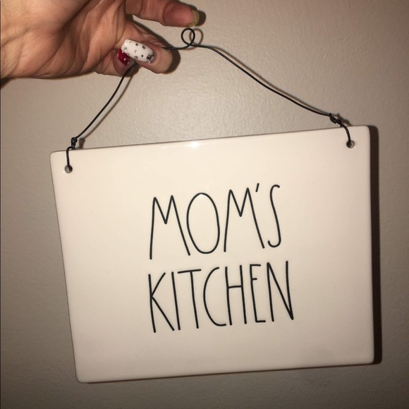 🌸 Rae Dunn MOM’S KITCHEN Ceramic Sign Mothers Day - Picture 1 of 4